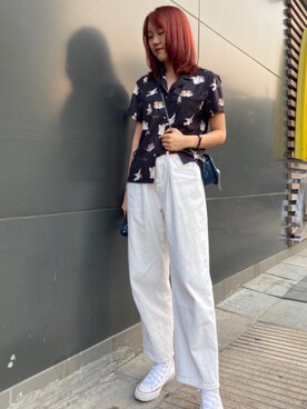 「CONVERSE（コンバース）のアイテム（シューズ、ホワイト系）」を使った、阿肖肖さん（レディース・168cm）の秋コーディネート