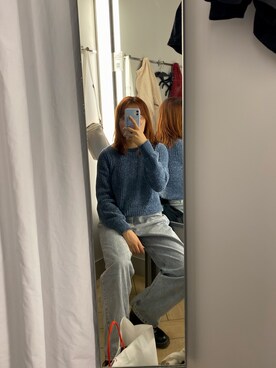 「hmのアイテム（ニット/セーター、ブルー系）」を使った、阿肖肖さん（レディース・168cm）の秋コーディネート