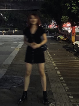 「CHARLES & KEITH（チャールズ & キース）のアイテム（ショルダーバッグ、ブルー系）」を使った、阿肖肖さん（レディース・168cm）の秋コーディネート