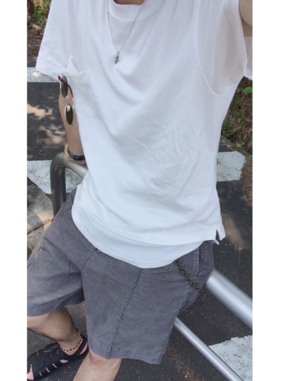 「シンプルコーデ、夏、ビッグシルエット、ゆるコーデ、ポケットＴシャツ、白、スポーツサンダル、summer」｜「UNIQLOのMEN ビッグシルエットポケ付きT（半袖）（Tシャツ/カットソー、ホワイト系）」を使った、つばささん（メンズ・175cm）の夏コーディネートの1枚目の写真