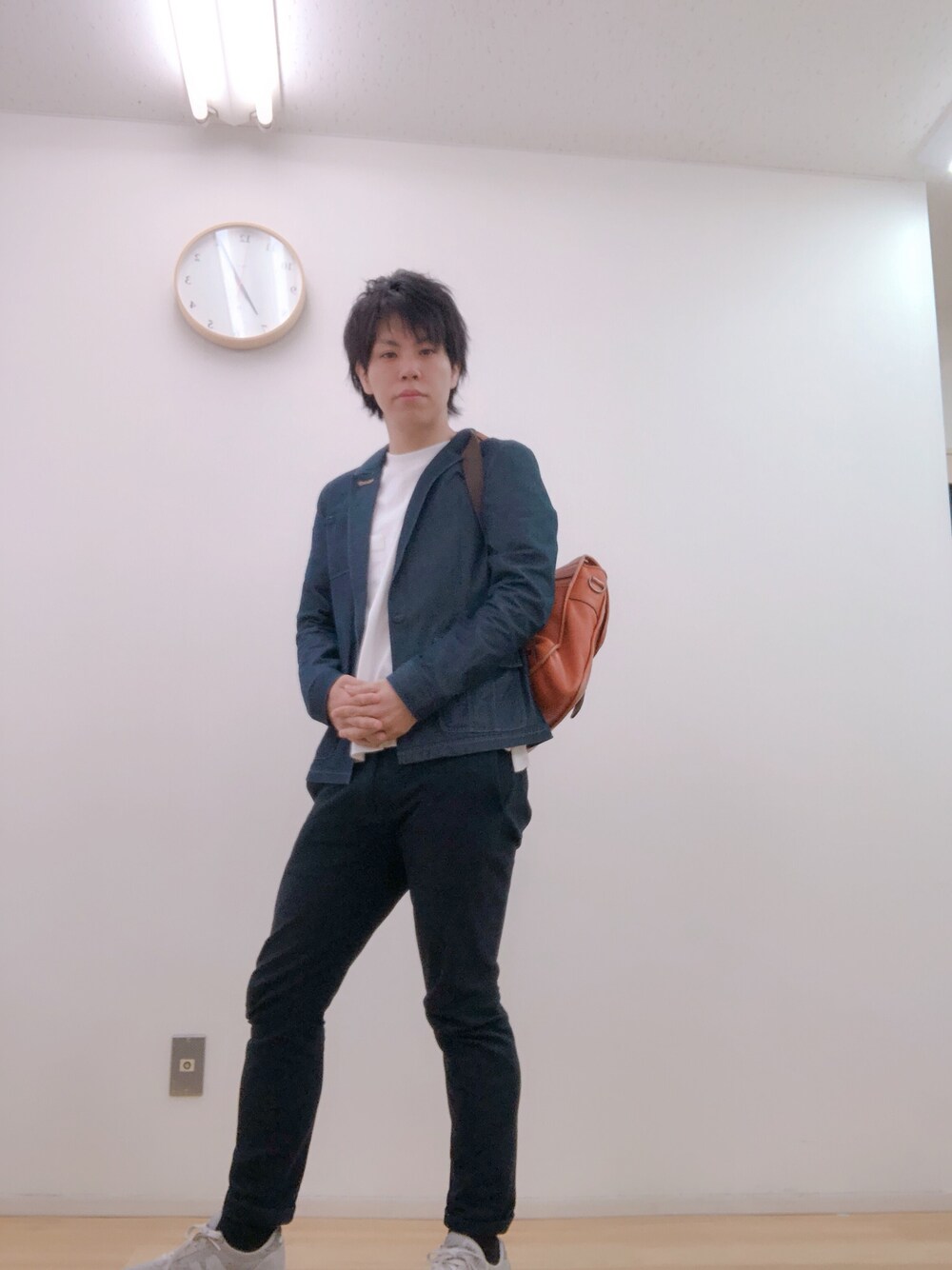 「ポーター、PORTER、白Tシャツ、オーバーサイズ、デニムジャケット、ブラック、シンプルコーデ、オフィスカジュアル」｜「FACTOTUMのアイテム（デニムジャケット、ブルー系）」を使った、なべっちさん（メンズ・168cm）の春コーディネートの1枚目の写真
