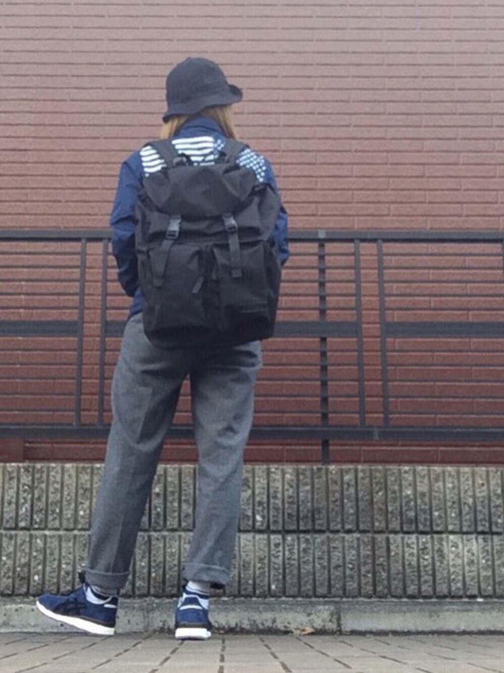 「スラックス、ウールパンツ、メンズライク、コーチジャケット、メトロハット、バックパック、バックスタイル、スニーカー、ハット、ボーイッシュ」｜「HAREのウールテーパードパンツ【HARE】（スラックス、グレー系）」を使った、𝐩𝐨𝐧𝐢さん（レディース・156cm）の冬コーディネートの1枚目の写真