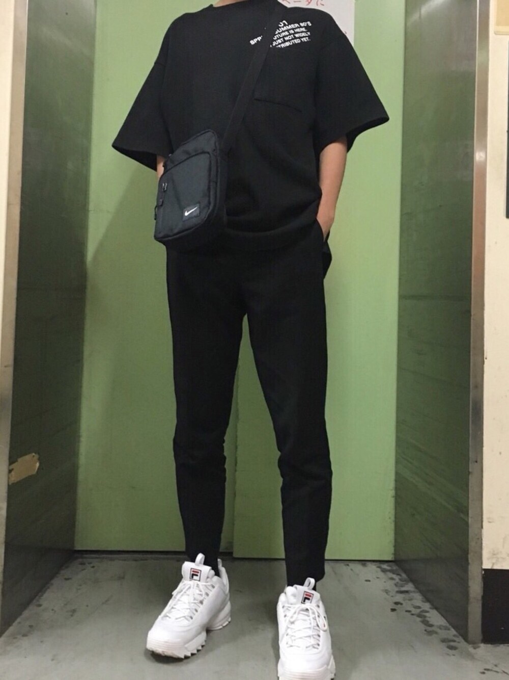 「韓国ファッション、fashion、FILA、ootd、NIKE、UNIQLO、GU、春コーデ、おしゃれさんと繋がりたい、カジュアルコーデ」｜「escstudioのアイテム（Tシャツ/カットソー、ブラック系）」を使った、HA-TOさん（メンズ・270cm）の春コーディネートの1枚目の写真