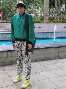「GIENCHI（ジエンチ）のアイテム（スニーカー）」を使った、Panda Ngさん（メンズ・179cm）の春コーディネート