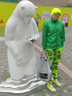 「MARC JACOBS（マークジェイコブス）のアイテム（エコバッグ/サブバッグ）」を使った、Panda Ngさん（メンズ・179cm）の春コーディネート