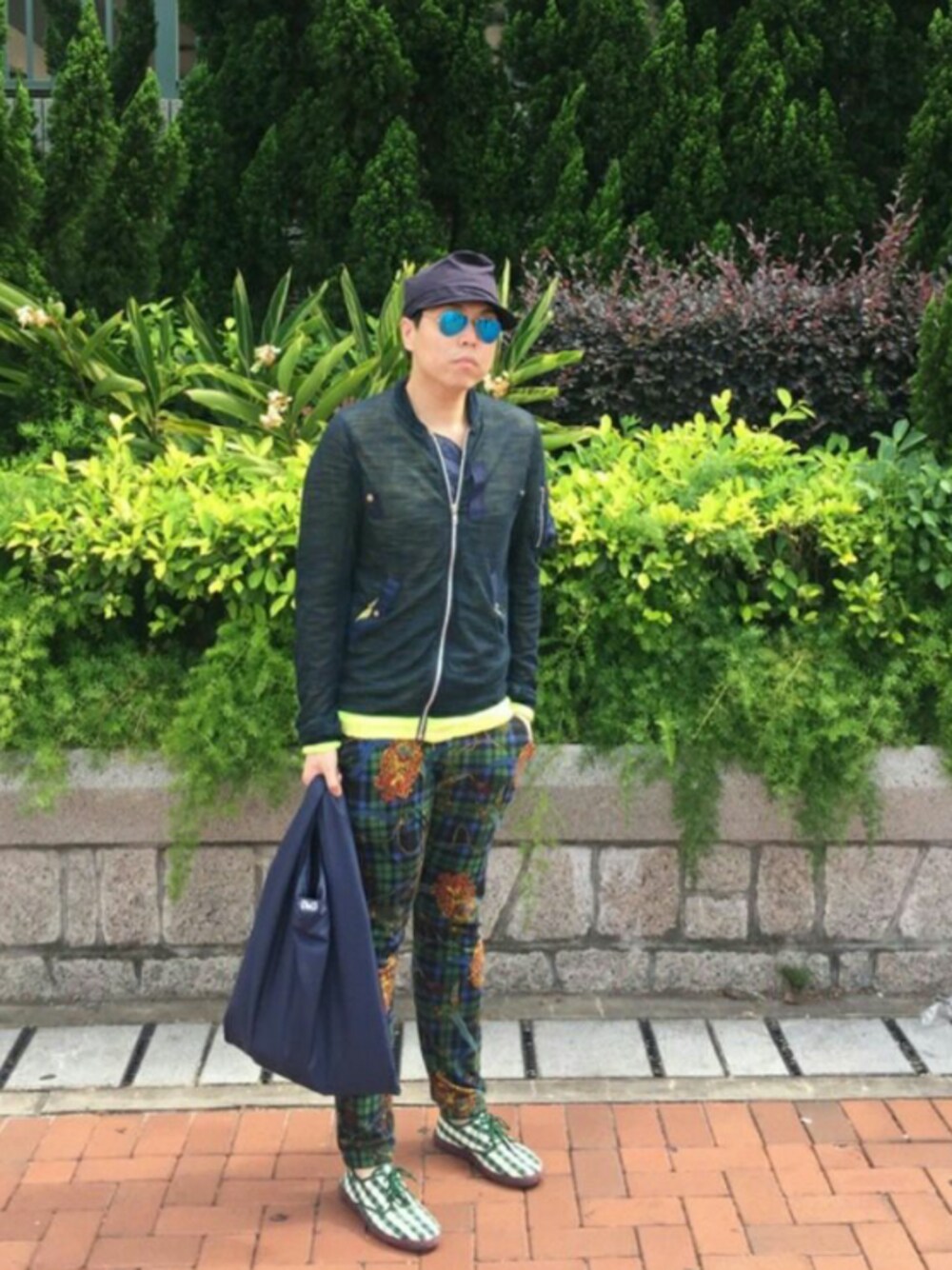 「JOYRICHのアイテム（パンツ、グリーン系）」を使った、Panda Ngさん（メンズ・179cm）の夏コーディネートの1枚目の写真