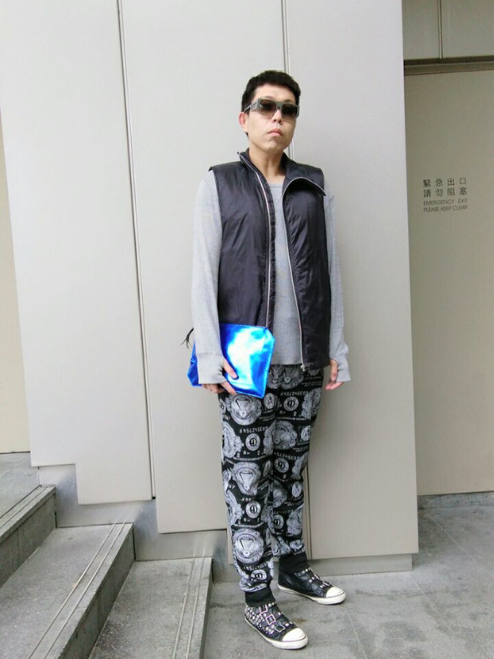 「SUPERのアイテム（サングラス、グレー系）」を使った、Panda Ngさん（メンズ・179cm）の秋コーディネートの1枚目の写真