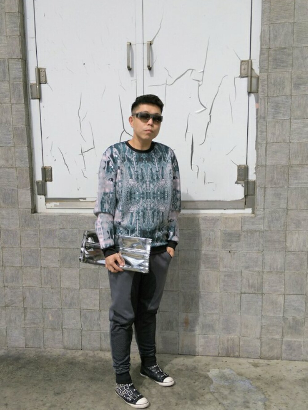 「SUPERのアイテム（サングラス、グレー系）」を使った、Panda Ngさん（メンズ・179cm）の秋コーディネートの1枚目の写真