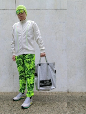 「MARC JACOBS（マークジェイコブス）のアイテム（エコバッグ/サブバッグ）」を使った、Panda Ngさん（メンズ・179cm）の冬コーディネート