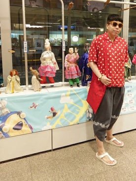 「MARC JACOBS（マークジェイコブス）のアイテム（ショルダーバッグ）」を使った、Panda Ngさん（メンズ・179cm）の夏コーディネート