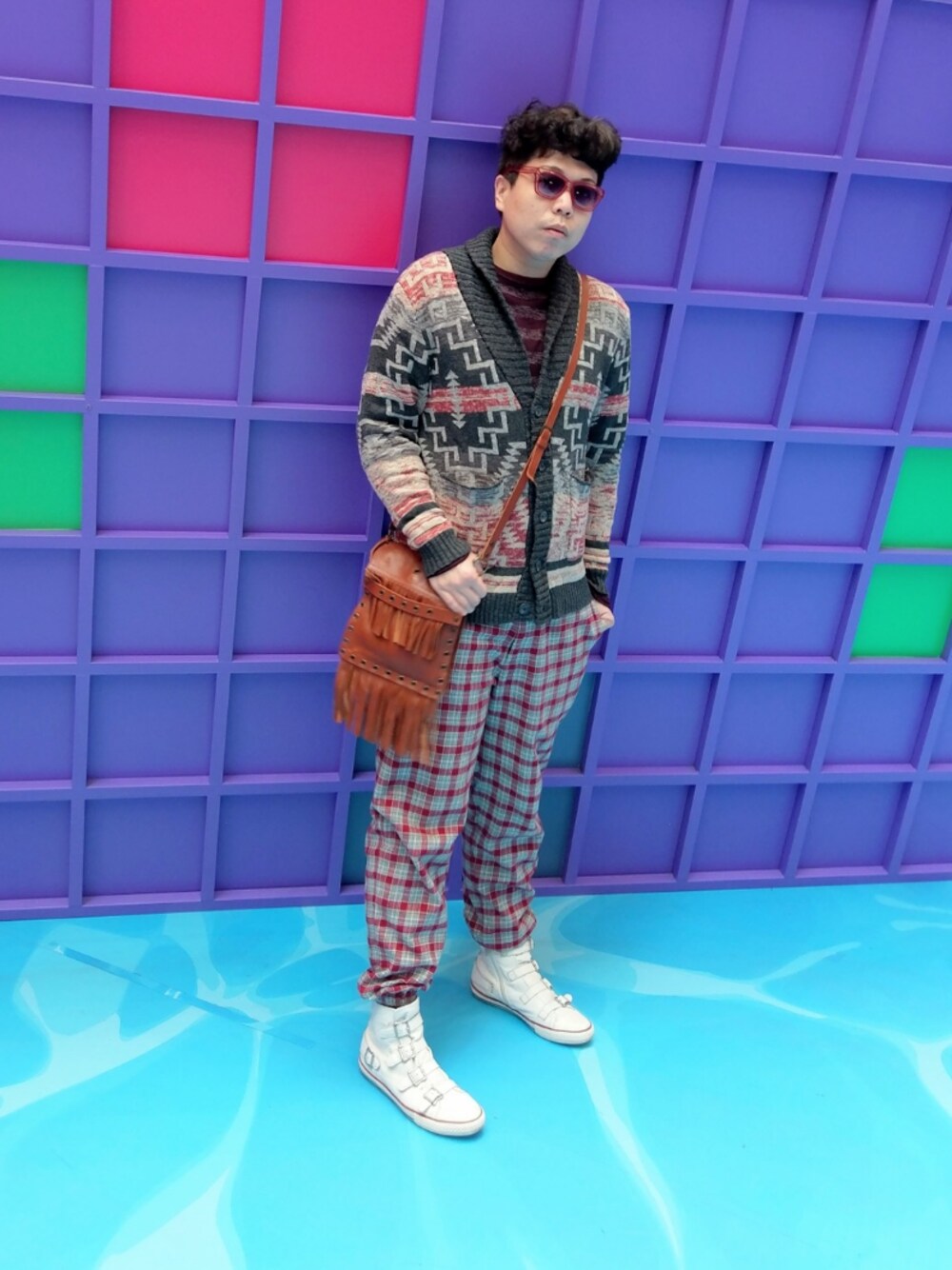 「KSUBIのアイテム（サングラス、レッド系）」を使った、Panda Ngさん（メンズ・179cm）の冬コーディネートの1枚目の写真