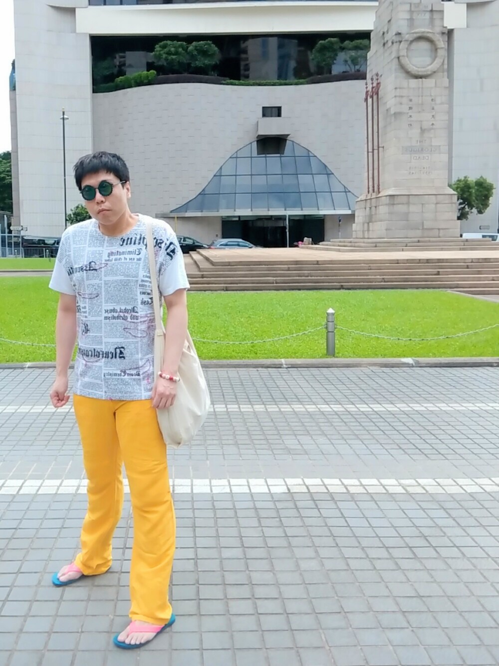 「HOUSE OF HOLLANDのアイテム（サングラス、ブルー系）」を使った、Panda Ngさん（メンズ・179cm）の夏コーディネートの1枚目の写真