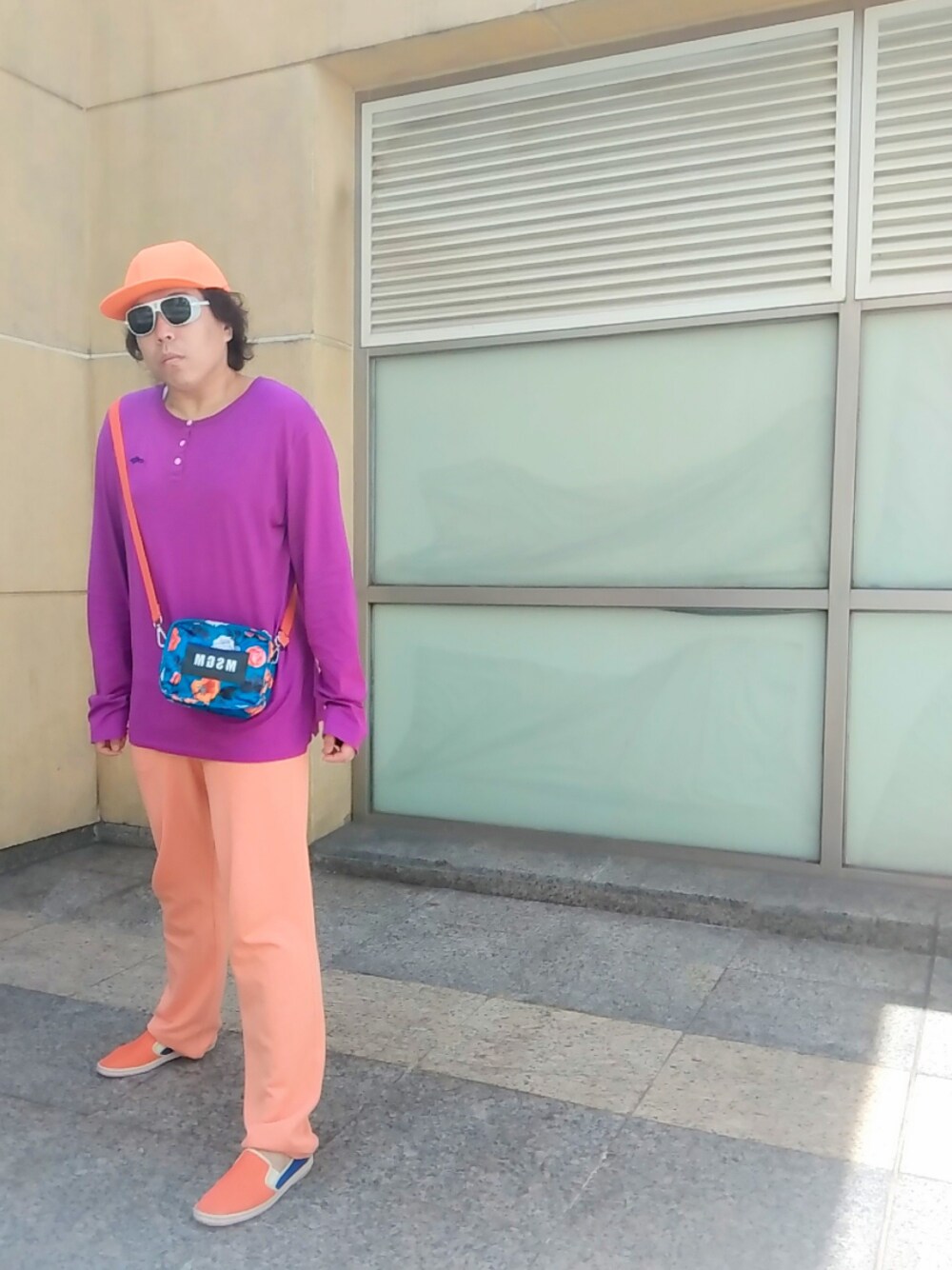 「no brandのアイテム（サンバイザー、オレンジ系）」を使った、Panda Ngさん（メンズ・180cm）の夏コーディネートの1枚目の写真