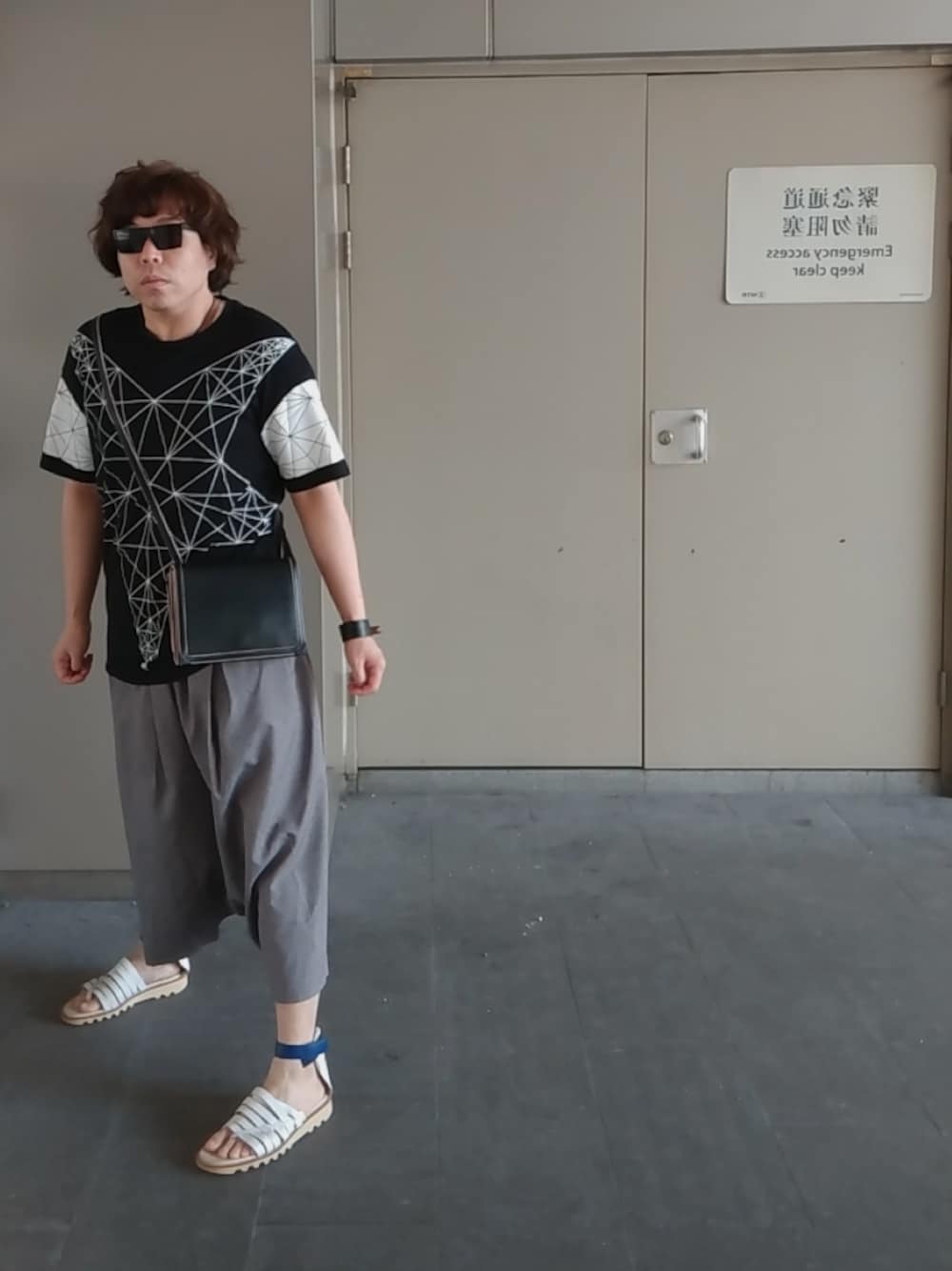 「SUPERのアイテム（サングラス、ブラック系）」を使った、Panda Ngさん（メンズ・180cm）の秋コーディネートの1枚目の写真