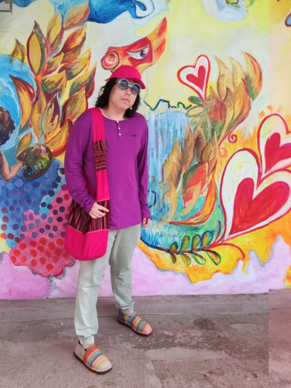 「KAREN WALKERのアイテム（サングラス、ブルー系）」を使った、Panda Ngさん（メンズ・180cm）の春コーディネートの1枚目の写真