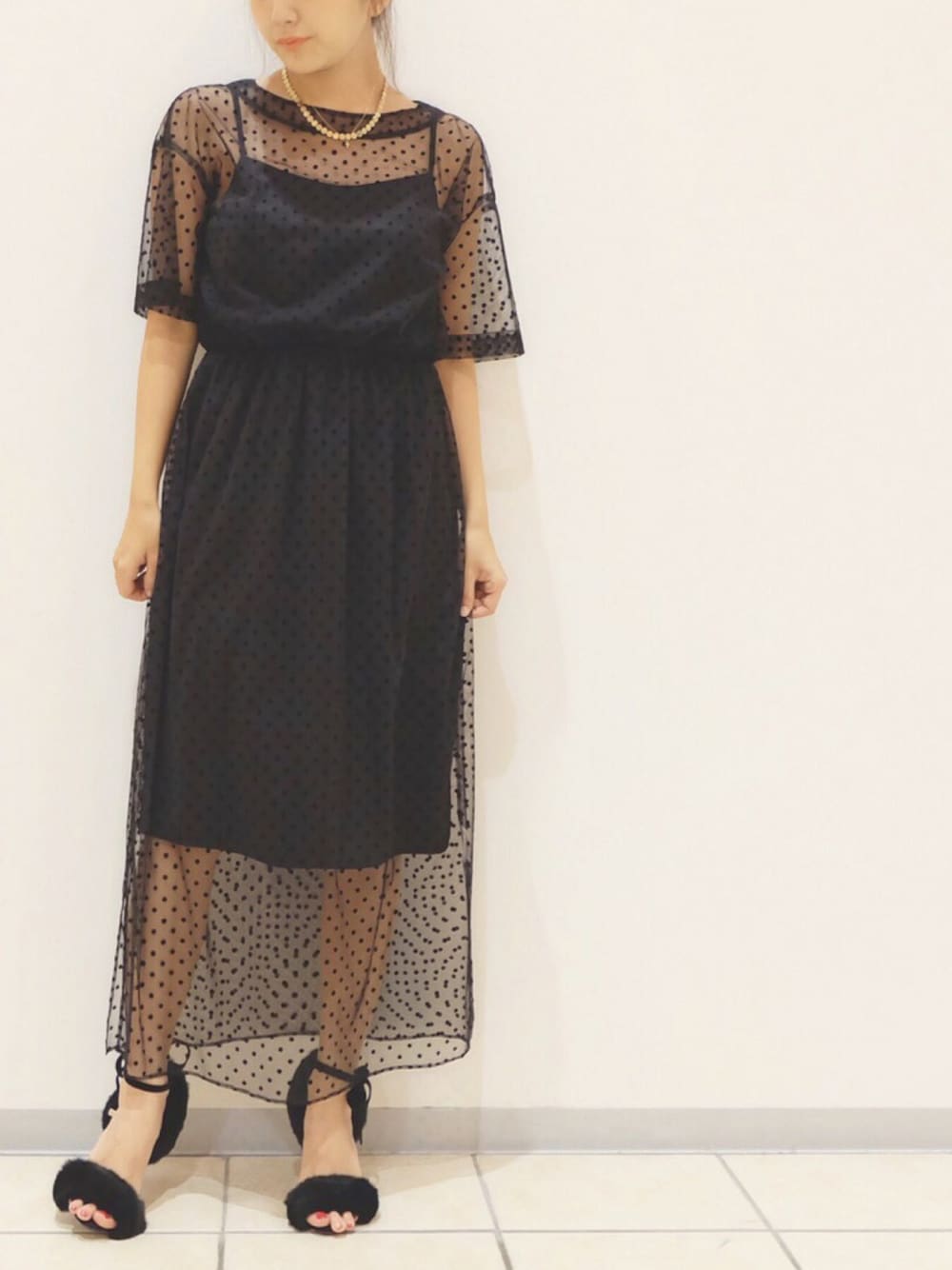 ブラック系のシューズ、ブラック系のワンピースを着用したレディースの冬コーディネートの1枚目の写真