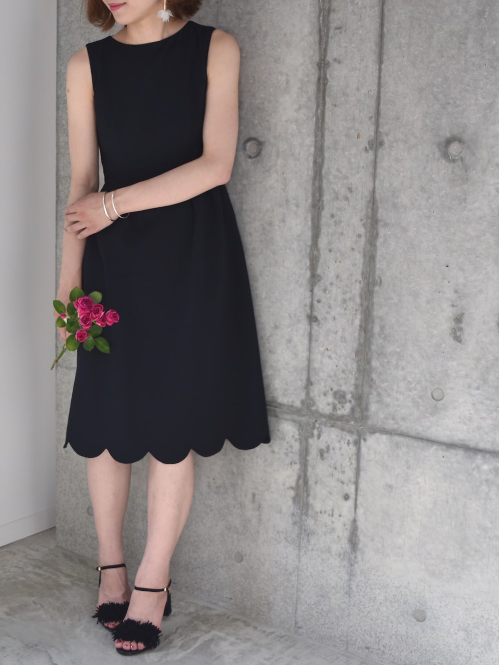 ブルー系のワンピースを着用したレディースの春コーディネートの1枚目の写真