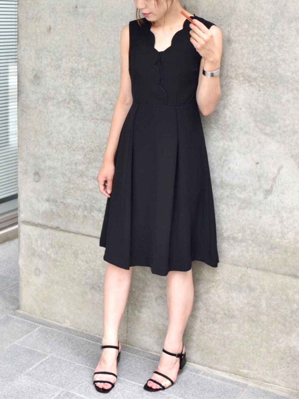 「ワンピース、パーティースタイル、結婚式、オケージョン、結婚式二次会スタイル、スカラップ、お呼ばれスタイル、結婚式 ワンピース、オトナ女子」｜「kaeneのスカラップワンピース（ドレス、ブラック系）」を使った、kaeneSTAFFさん（レディース・164cm）の夏コーディネートの1枚目の写真