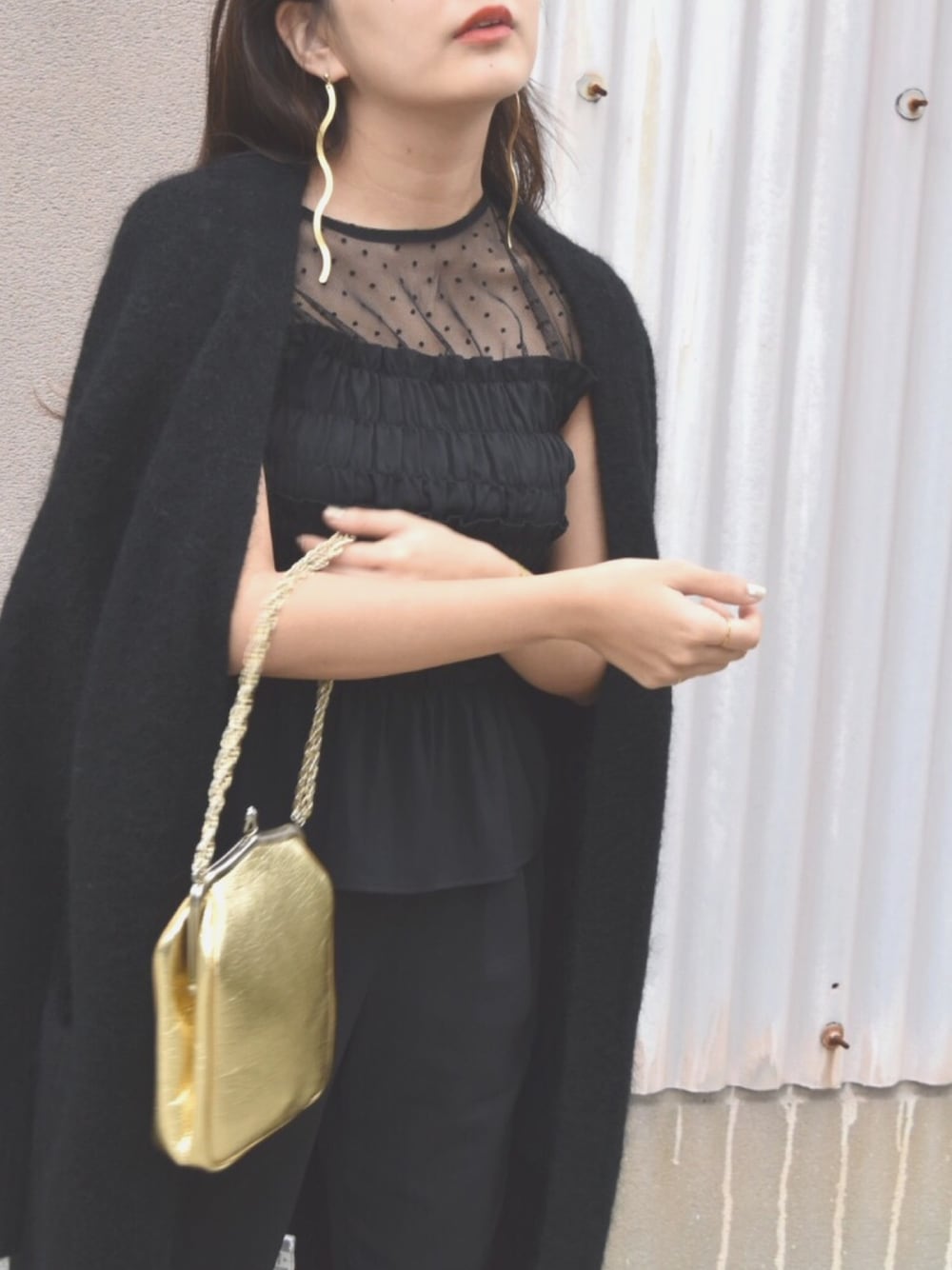 ブラック系のカーディガン/ボレロ、ブラック系のシャツ/ブラウス、ブラック系のスラックスを着用したレディースの秋コーディネートの1枚目の写真