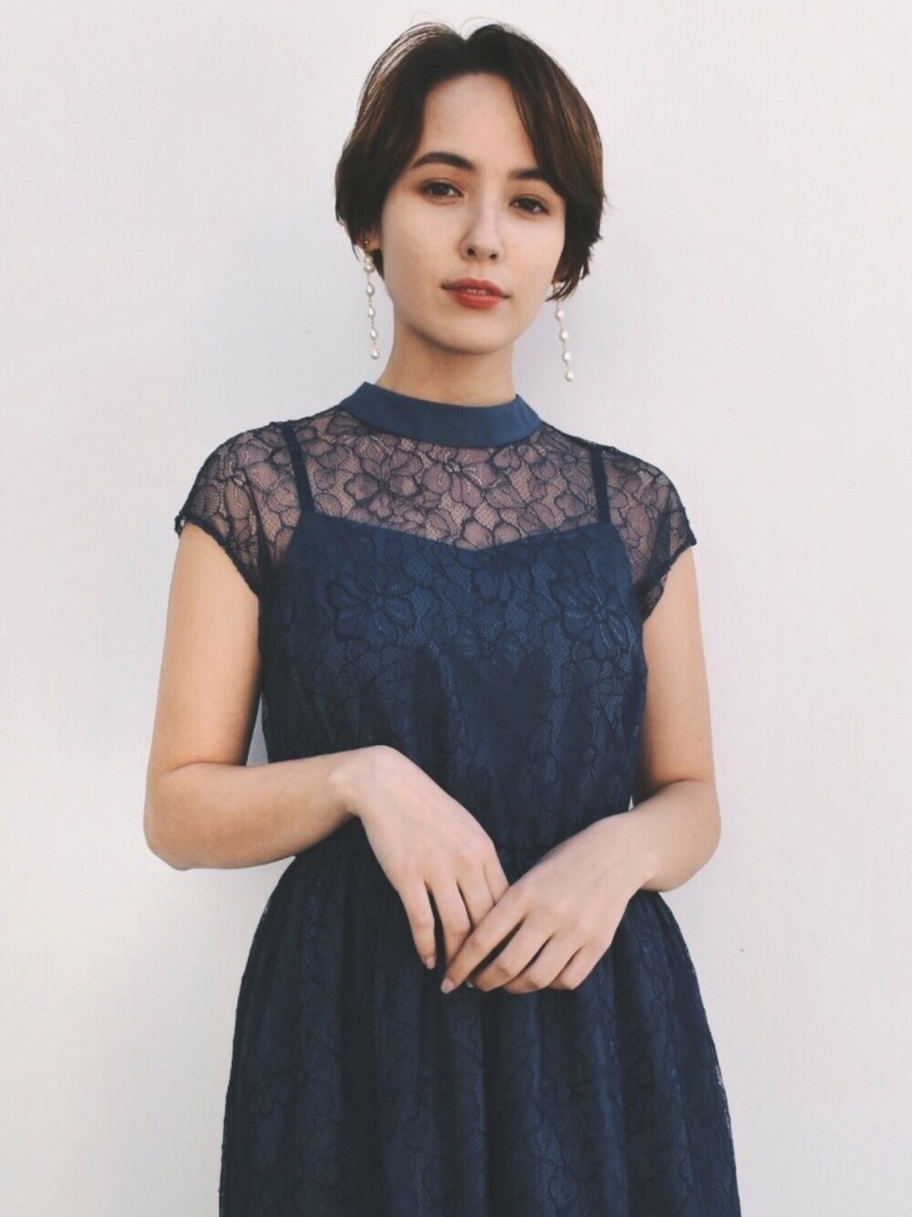 ブルー系のドレスを着用したレディースの秋コーディネートの1枚目の写真
