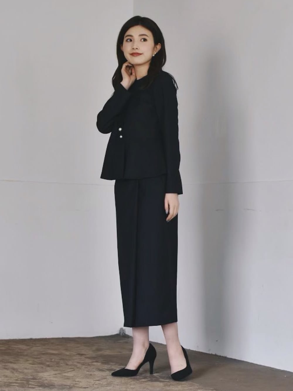 ブルー系のスーツスカート、ブルー系のシャツ/ブラウス、ホワイト系のピアス(片耳用)を着用したレディースの冬コーディネートの1枚目の写真