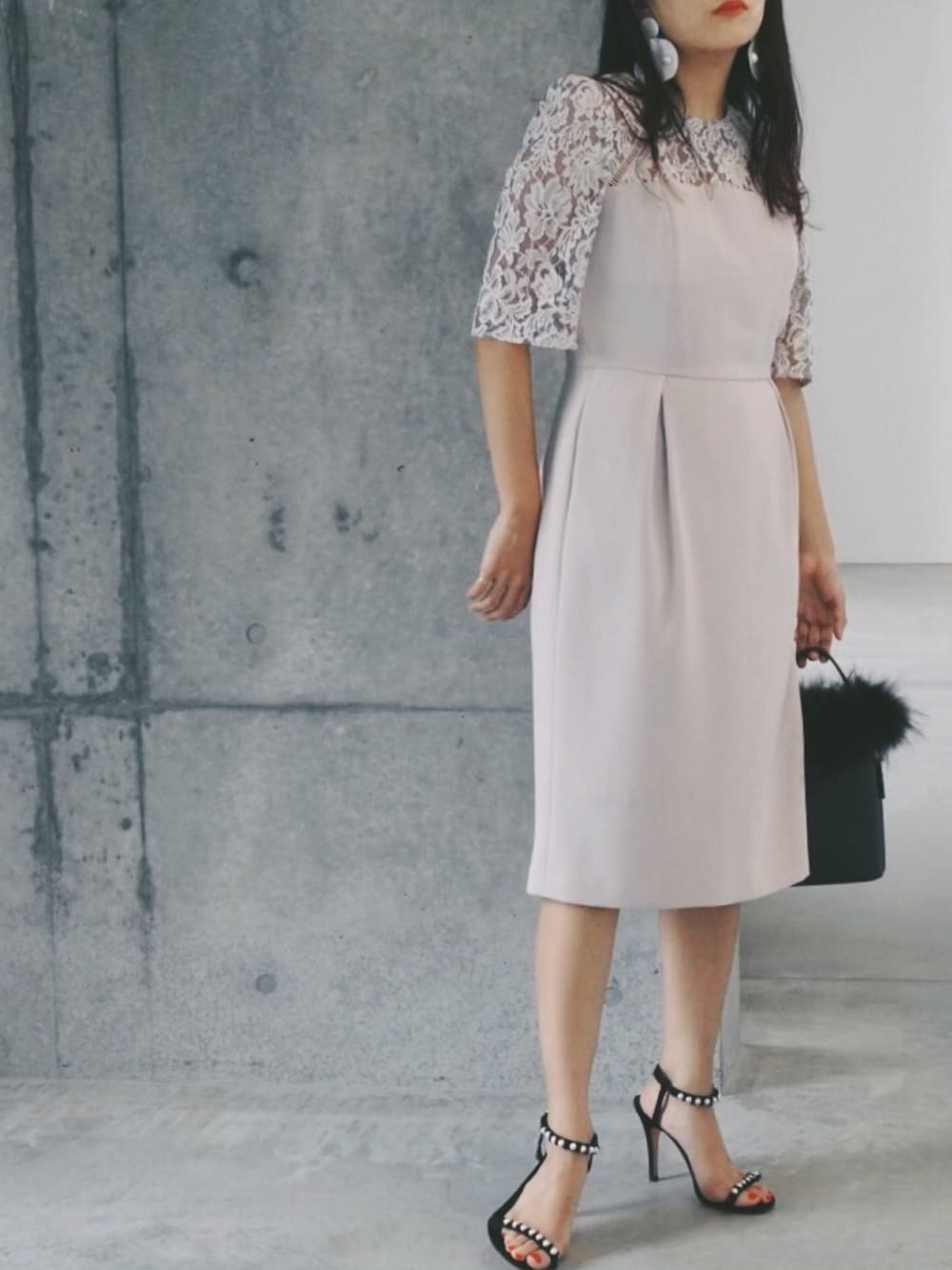 「ベージュ、レース、パーティースタイル、結婚式、コクーンスカート、結婚式二次会スタイル、お呼ばれスタイル、結婚式 ワンピース、kaene、オトナ女子」｜「TSURUのアイテム（サンダル、ブラック系）」を使った、kaeneSTAFFさん（レディース・155cm）の春コーディネートの1枚目の写真