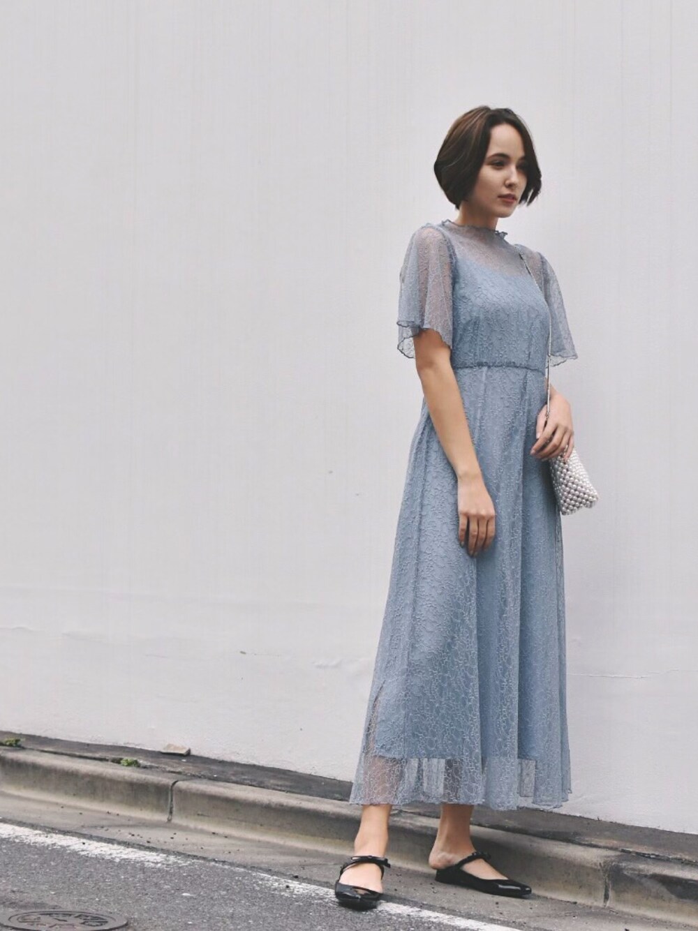 ブラック系のシューズ、ブルー系のドレスを着用したレディースの春コーディネートの1枚目の写真