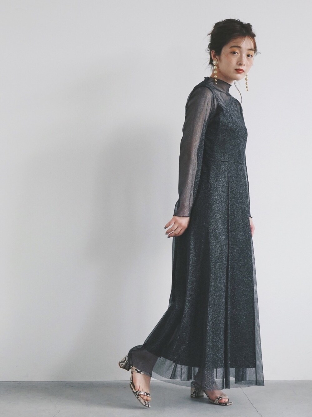 その他のサンダル、グレー系のドレスを着用したレディースの春コーディネートの1枚目の写真