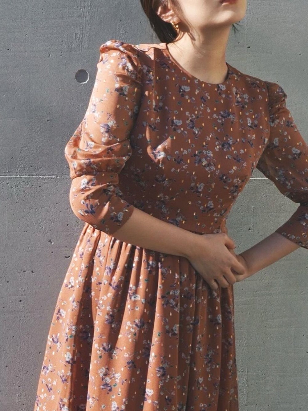 イエロー系のワンピースを着用したレディースの冬コーディネートの1枚目の写真