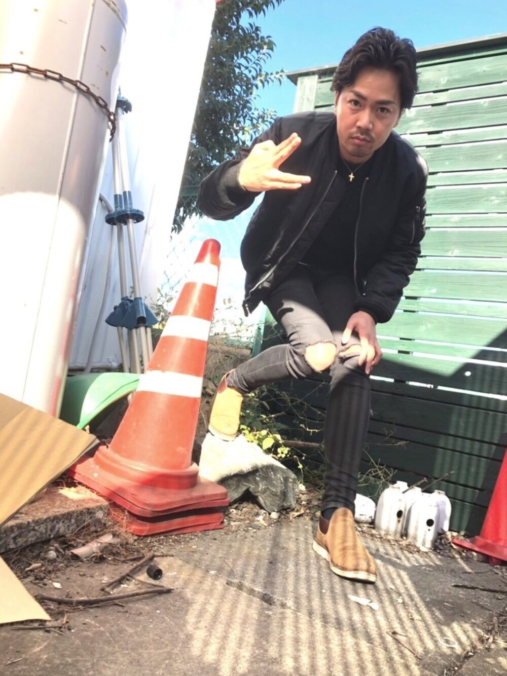 ベージュ系のシューズ、ブラック系のパンツ、ブラック系のMA-1を着用したメンズの秋コーディネートの1枚目の写真