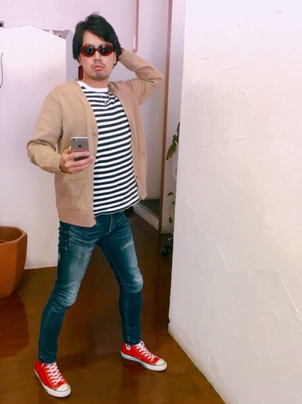 レッド系のスニーカー、ブルー系のパンツ、ホワイト系のTシャツ/カットソーを着用したメンズの冬コーディネートの1枚目の写真