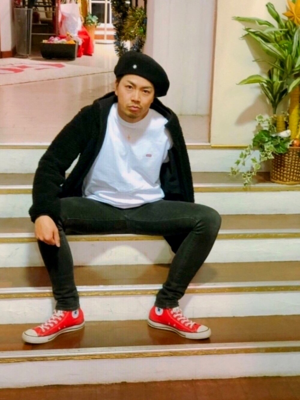 レッド系のスニーカー、ブラック系のパンツ、ホワイト系のTシャツ/カットソーを着用したメンズの冬コーディネートの1枚目の写真