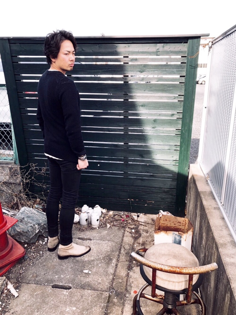 ベージュ系のブーツ、ブラック系のパンツ、ブルー系のニット/セーターを着用したメンズの冬コーディネートの1枚目の写真