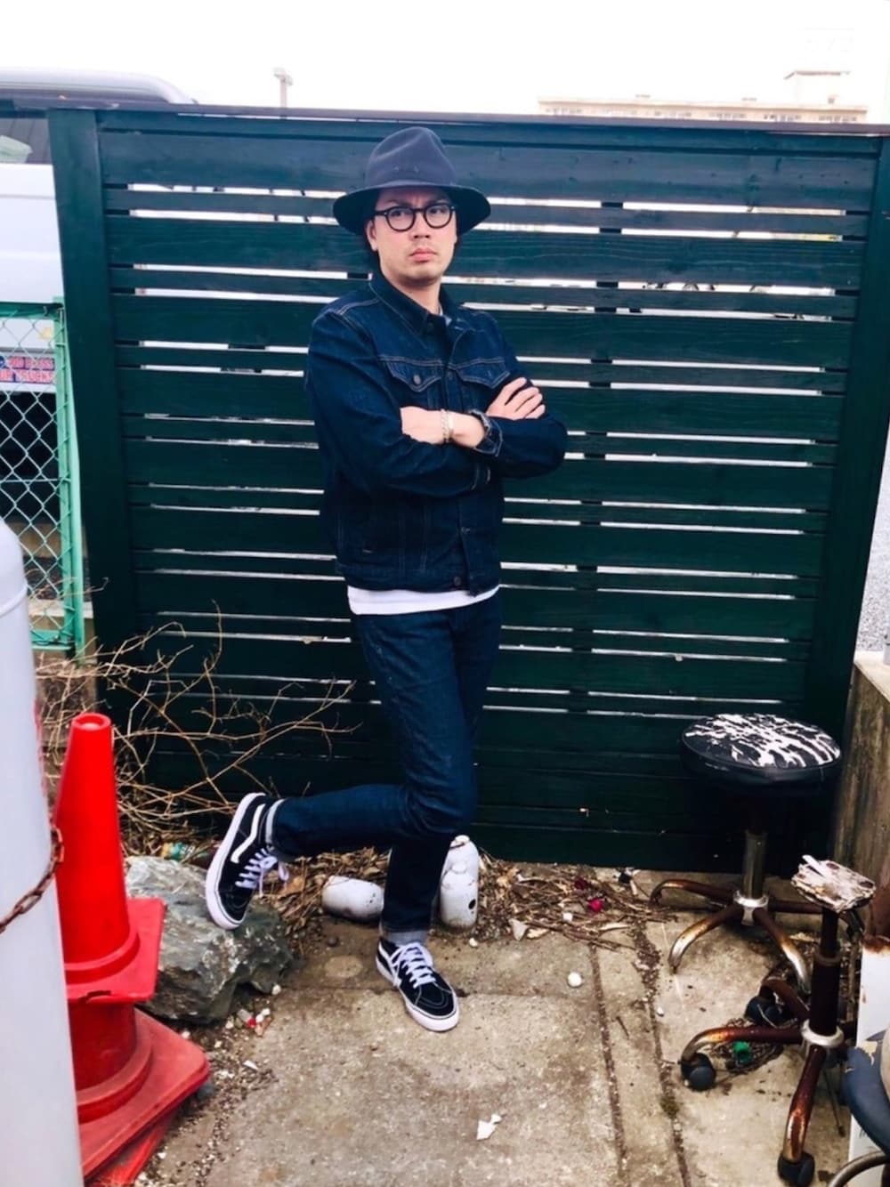 ブラック系のシューズ、ブルー系のデニムパンツ、ホワイト系のTシャツ/カットソーを着用したメンズの春コーディネートの1枚目の写真