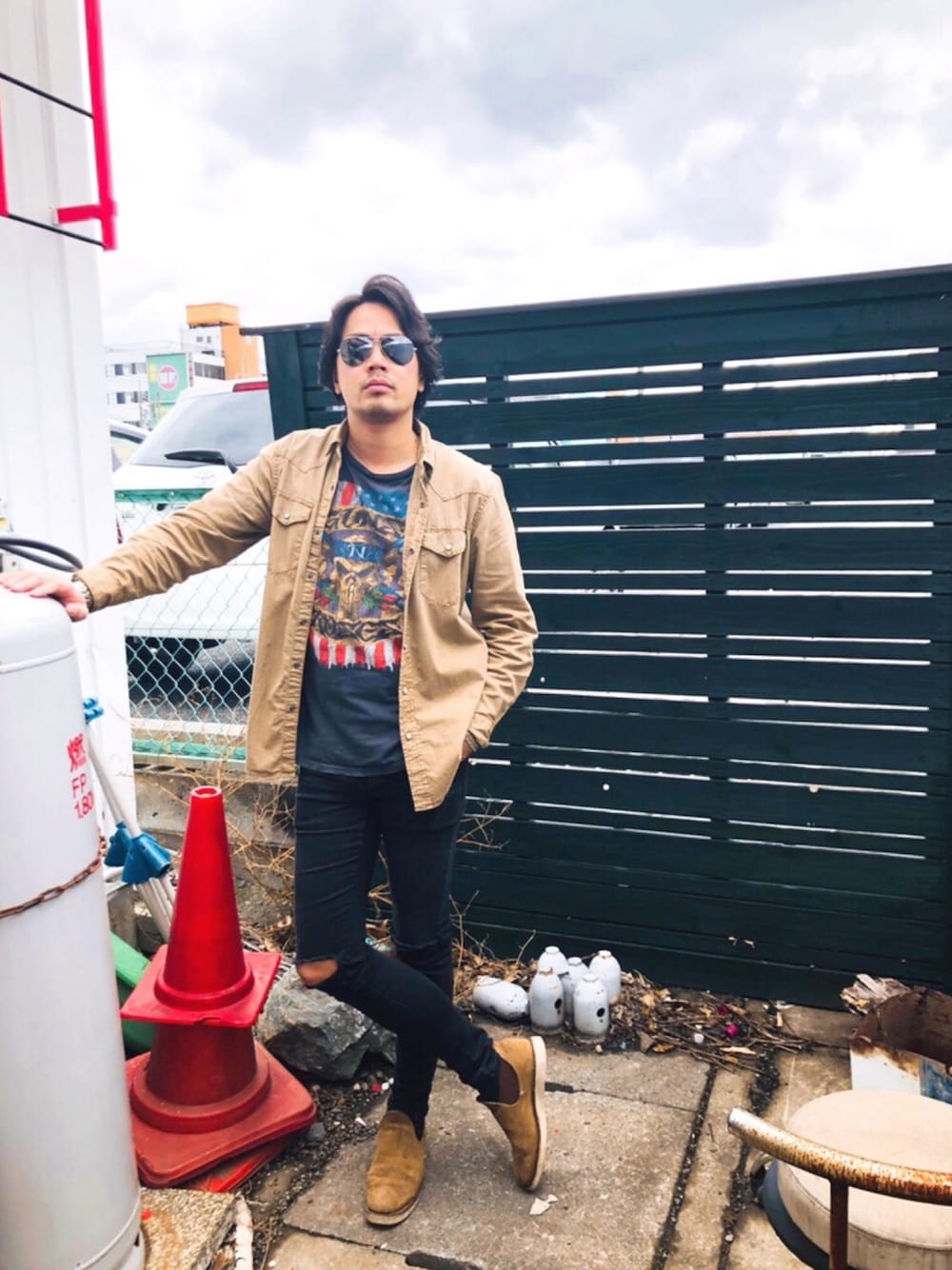 ベージュ系のシューズ、ブラック系のパンツ、ホワイト系のTシャツ/カットソーを着用したメンズの春コーディネートの1枚目の写真