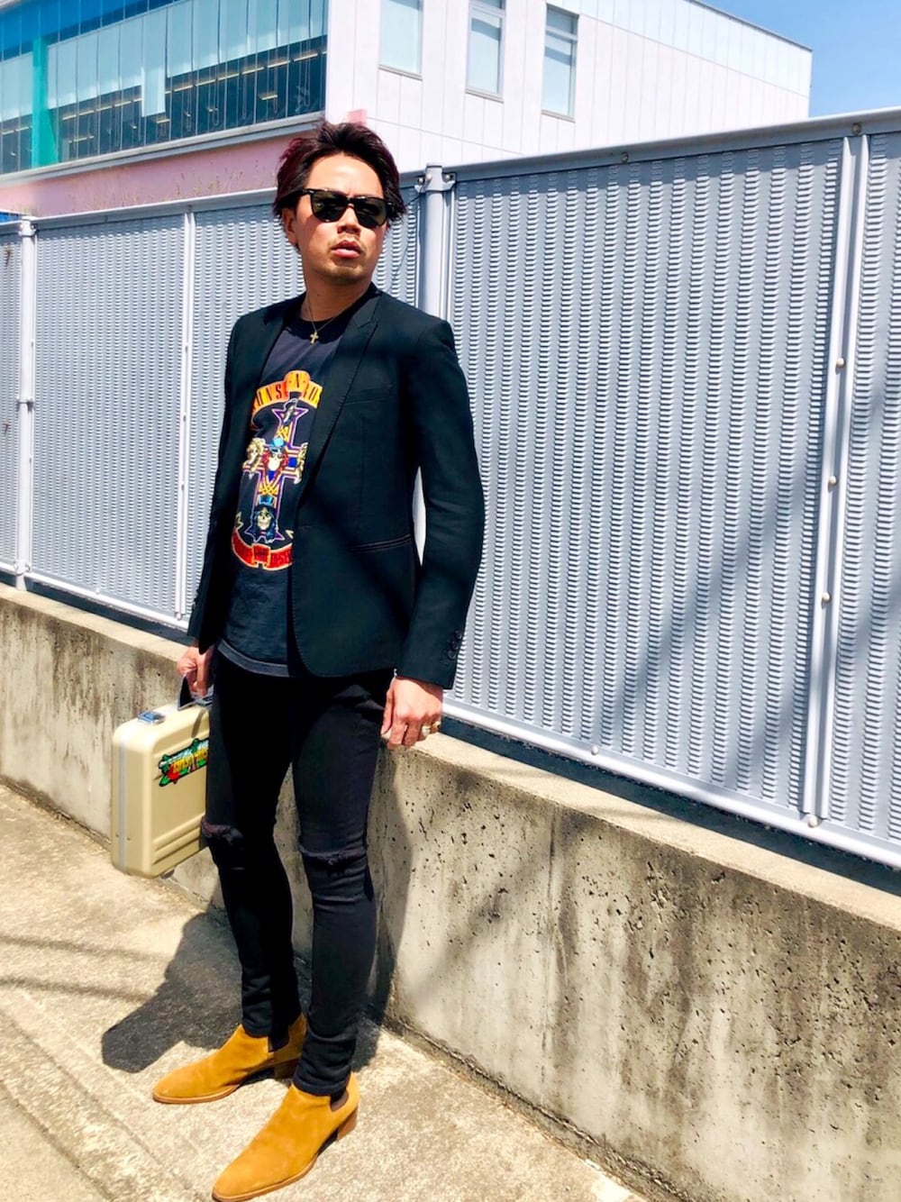 ベージュ系のブーツ、ブラック系のパンツ、ブラック系のTシャツ/カットソーを着用したメンズの春コーディネートの1枚目の写真