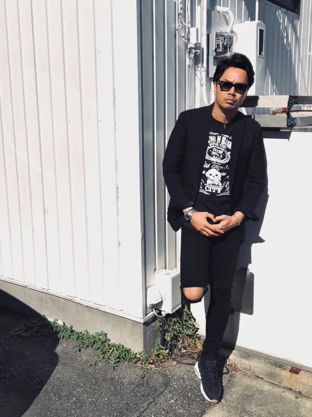 ブラック系のスニーカー、ブラック系のパンツ、ブラック系のトップスを着用したメンズの秋コーディネートの1枚目の写真