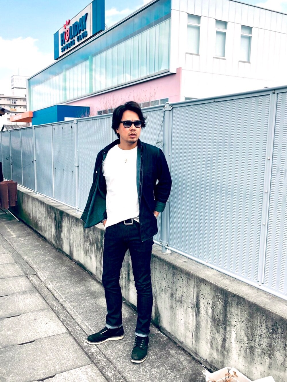 ブラック系のブーツ、ブルー系のデニムパンツ、ホワイト系のTシャツ/カットソーを着用したメンズの春コーディネートの1枚目の写真