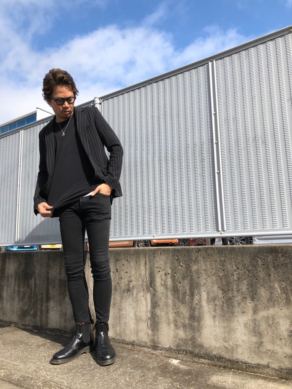 ブラック系のブーツ、ブラック系のパンツ、ブラック系のTシャツ/カットソーを着用したメンズの冬コーディネートの1枚目の写真