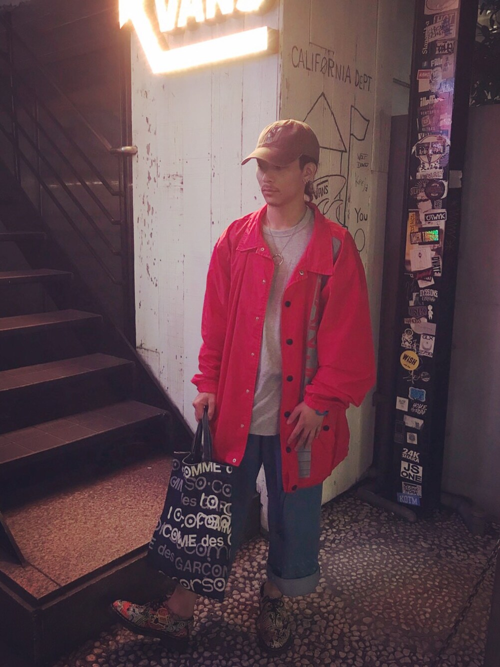 「used、denim、COMME des GARCONS、Dr.Martens、JOYRICH、street」｜「JOYRICHのPopeye 6 Panel Cap（キャップ、ブラウン系）」を使った、のぶちんさん（メンズ・170cm）の春コーディネートの1枚目の写真