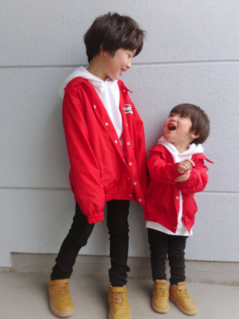 「休日スタイル、パーカー、コーチジャケット、赤、黒スキニー、NIKE、スニーカーコーデ、スキニーパンツ、ストリート、Branshes」｜「G.O.A.Tのアイテム（その他アウター、レッド系）」を使った、Ｒ兄弟さん（キッズ・127cm）の春コーディネートの1枚目の写真