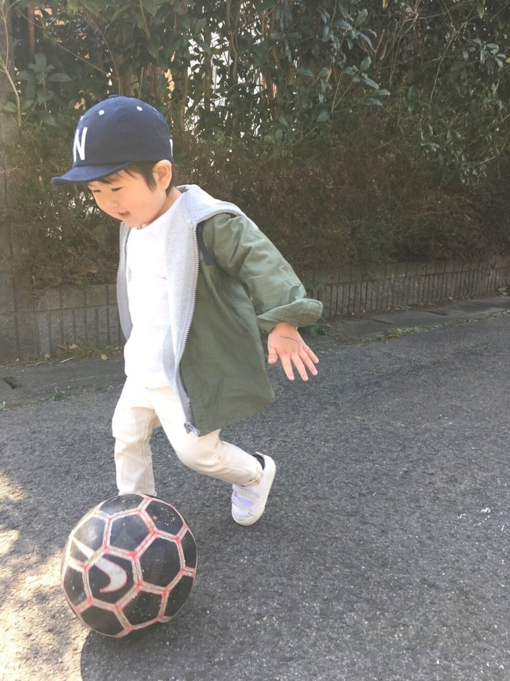 「kids、男の子、2歳、ミリタリージャケット、春コーデ、グレーパーカー」｜「Birthdayのアイテム（パーカー、グレー系）」を使った、totoさん（キッズ・80cm）の春コーディネートの1枚目の写真