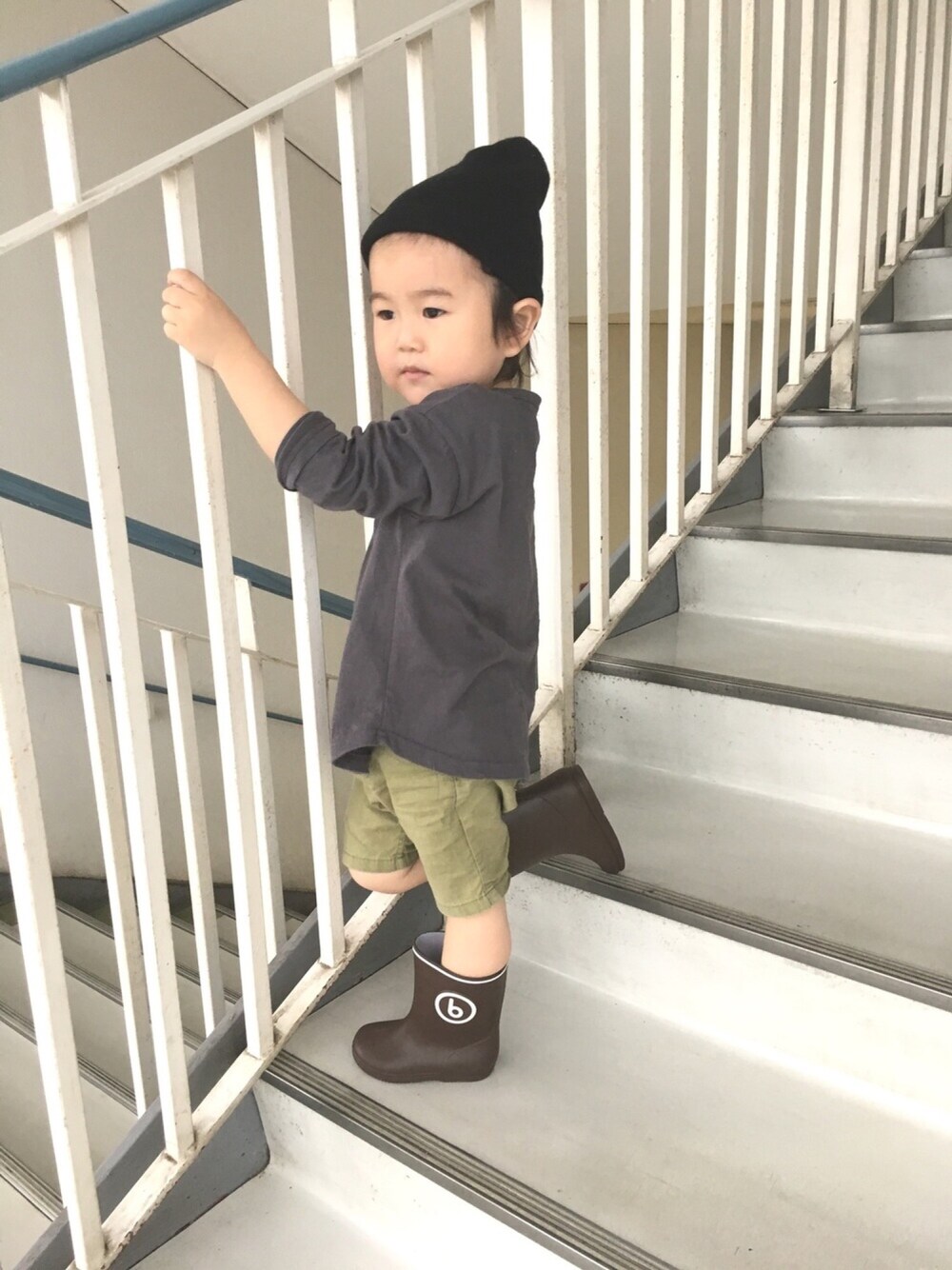 「kids、2歳、雨の日コーデ、長靴、ハーフパンツ」｜「koreaのアイテム（Tシャツ/カットソー、グレー系）」を使った、totoさん（キッズ・80cm）の春コーディネートの1枚目の写真