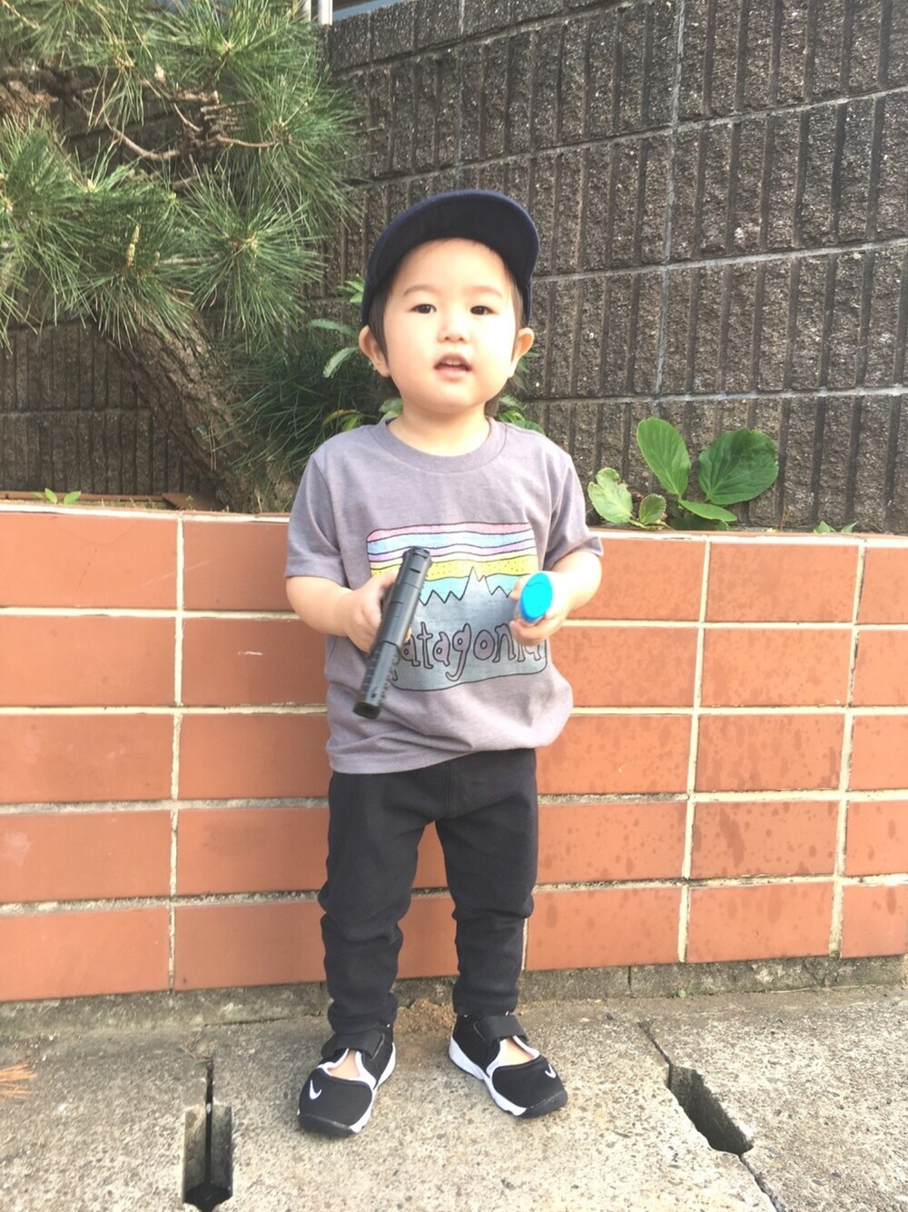 「kids、2歳、シンプル、夏コーデ、スポーツサンダル、ロゴT」｜「Birthdayのアイテム（パンツ、ブラック系）」を使った、totoさん（キッズ・80cm）の春コーディネートの1枚目の写真