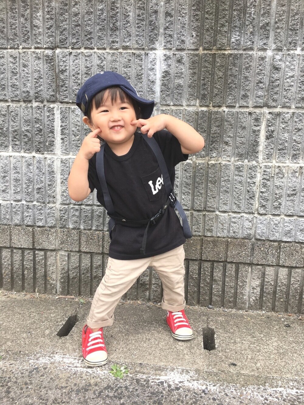 「kids、2歳、シンプルコーデ、赤コンバース、ドラフトリー」｜「Leeのアイテム（Tシャツ/カットソー、ブラック系）」を使った、totoさん（キッズ・80cm）の夏コーディネートの1枚目の写真