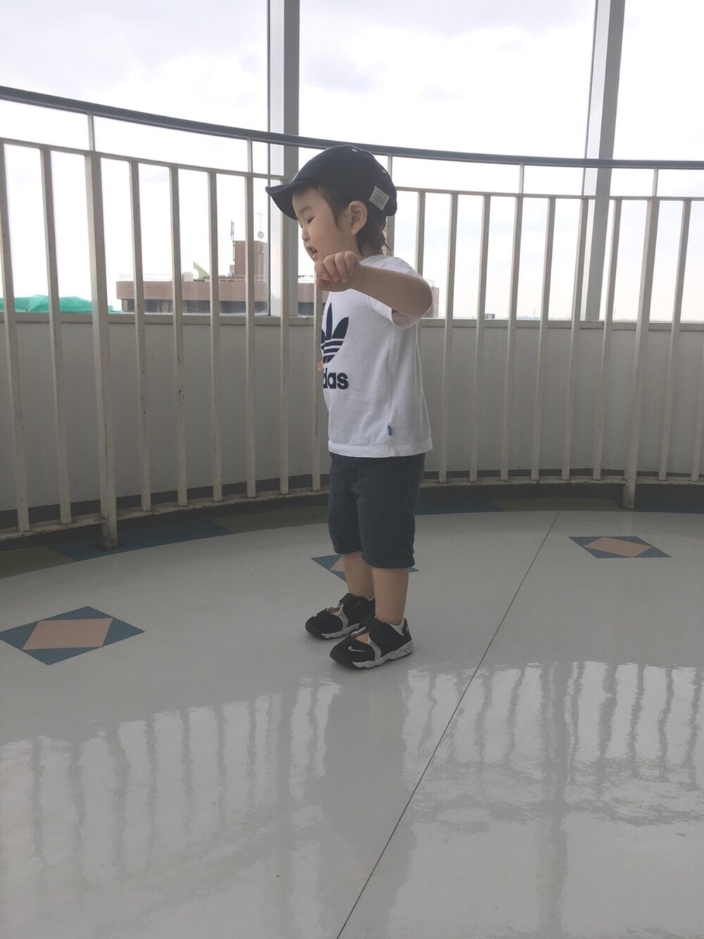 「kids、2歳、シンプル、スポーツサンダル」｜「adidasのアイテム（Tシャツ/カットソー、ホワイト系）」を使った、totoさん（キッズ・80cm）の夏コーディネートの1枚目の写真