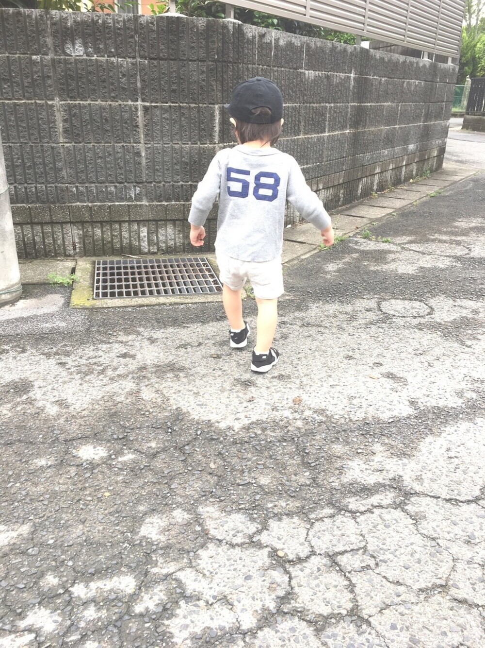 「kids、2歳、ハーフパンツ、スポーツサンダル」｜「H&Mのアイテム（その他パンツ、ホワイト系）」を使った、totoさん（キッズ・80cm）の夏コーディネートの1枚目の写真