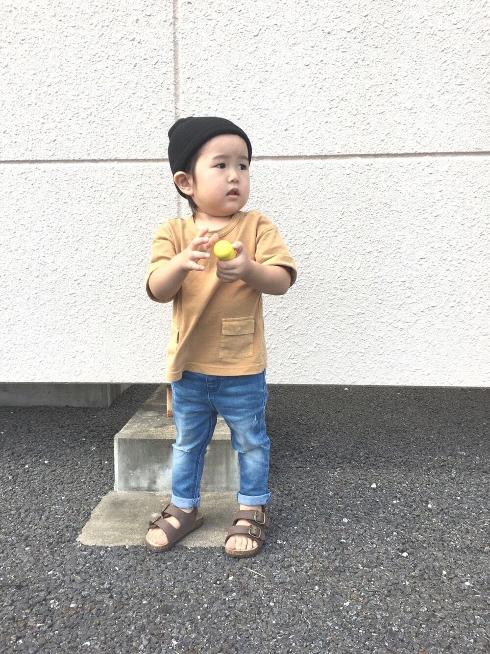 「kids、2歳、シンプルコーデ、ニット帽、ダメージデニムパンツ」｜「MARKEY'Sのアイテム（Tシャツ/カットソー、イエロー系）」を使った、totoさん（キッズ・80cm）の夏コーディネートの1枚目の写真