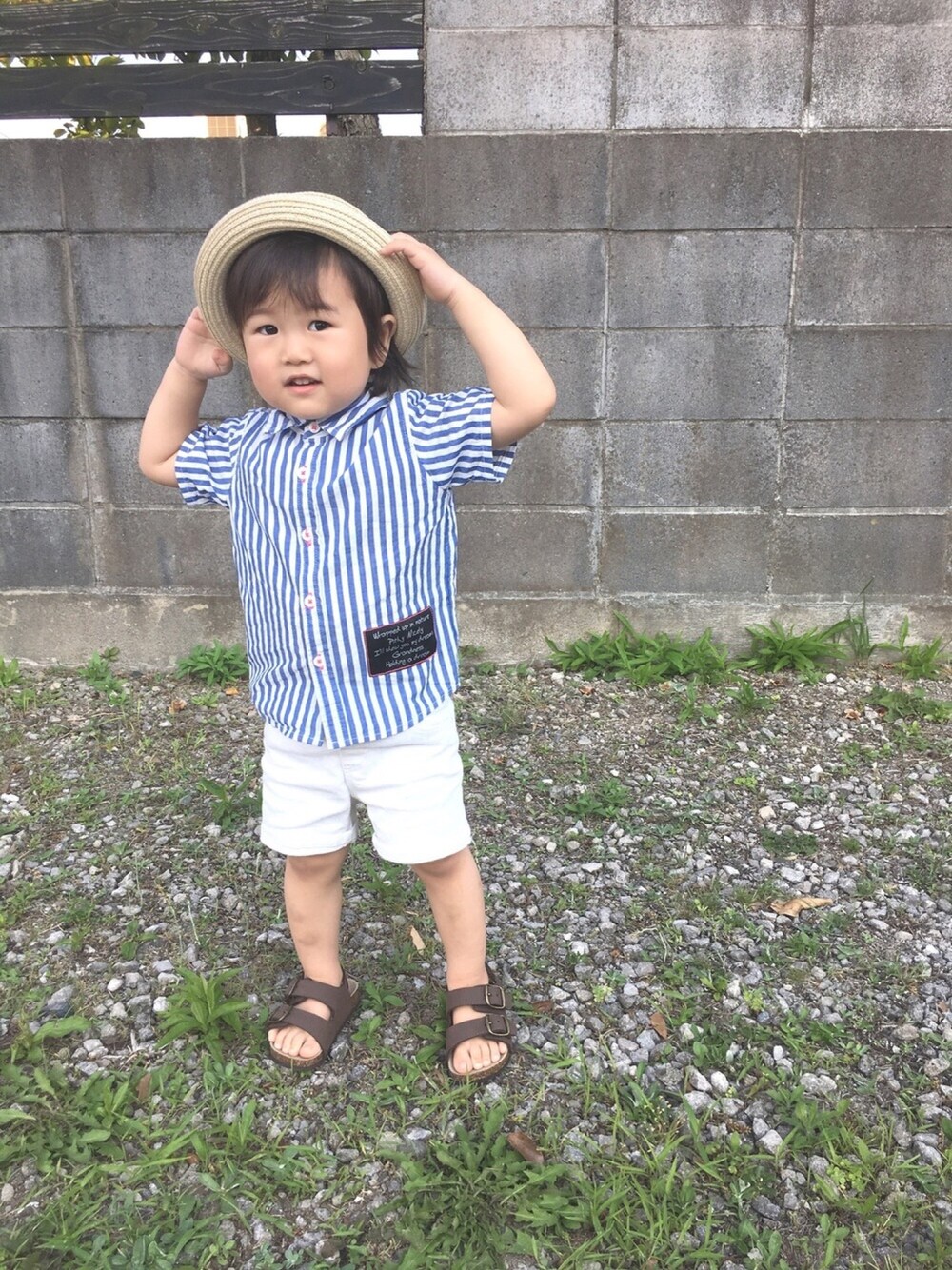 「kids、2歳、麦わら帽子、ストライプシャツ」｜「西松屋のアイテム（シャツ/ブラウス、ブルー系）」を使った、totoさん（キッズ・80cm）の夏コーディネートの1枚目の写真
