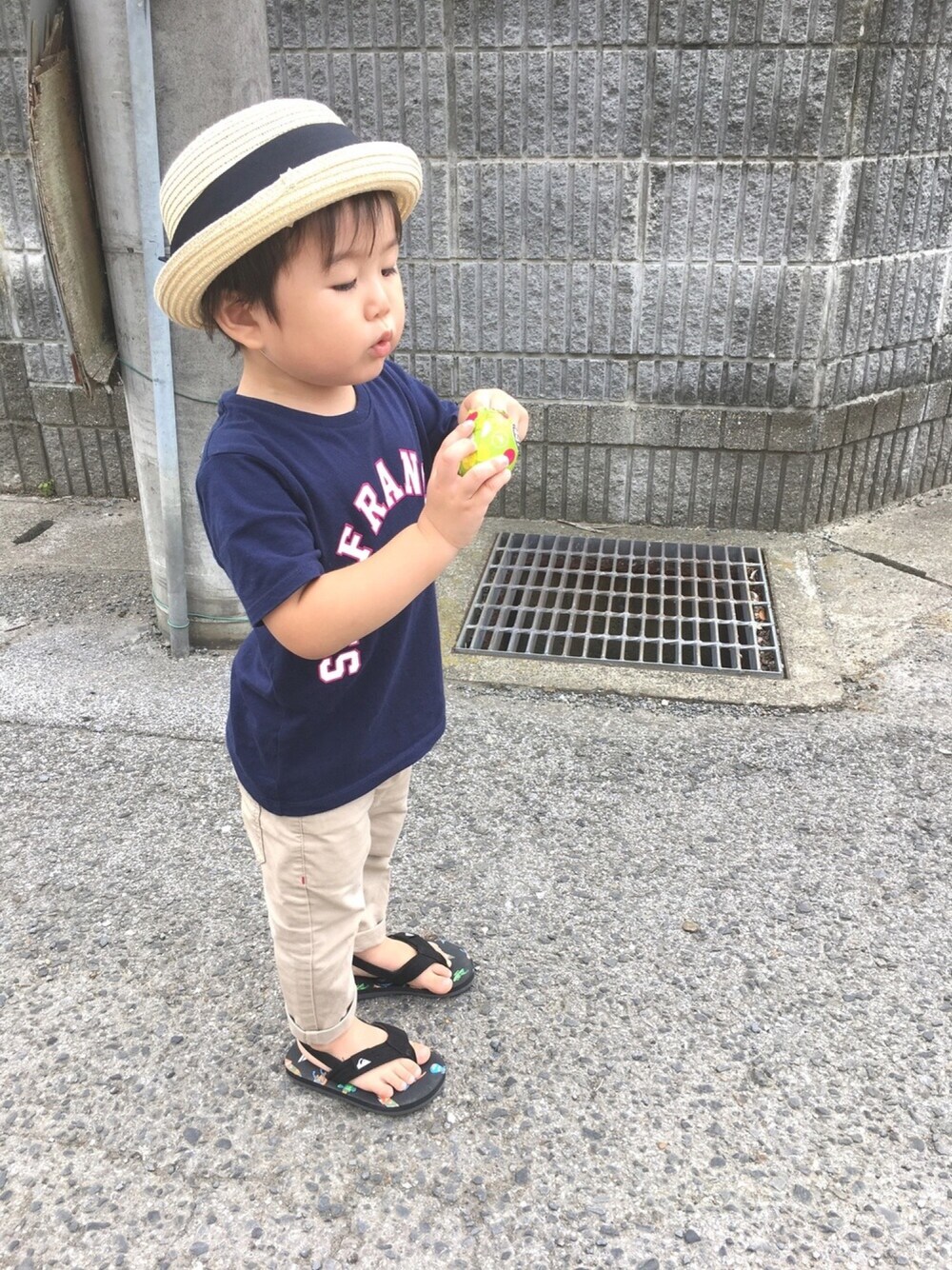 「kids、2歳、麦わら帽子、シンプルコーデ」｜「西松屋のアイテム（チノパンツ、ベージュ系）」を使った、totoさん（キッズ・80cm）の夏コーディネートの1枚目の写真